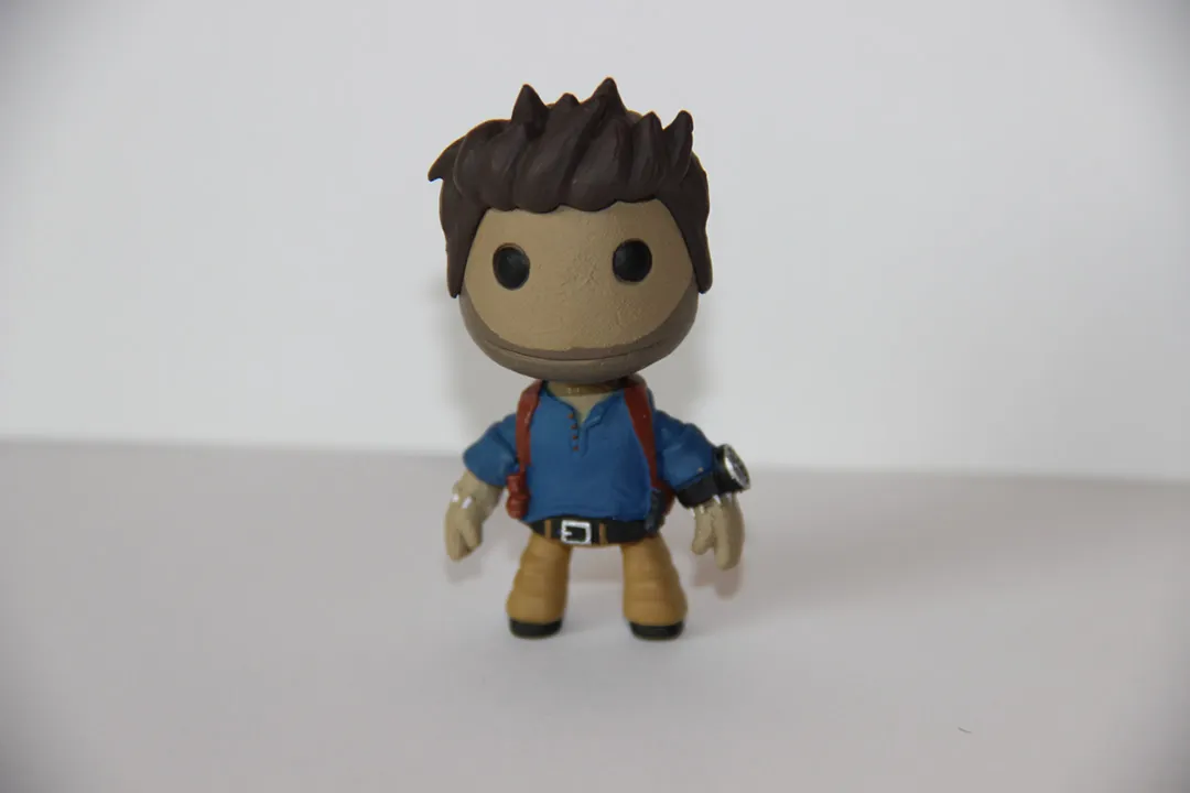 Goodies Uncharted 4 : artbook Dark Horse, figurine Nathan Drake et le Sackboy qui vaut le détour