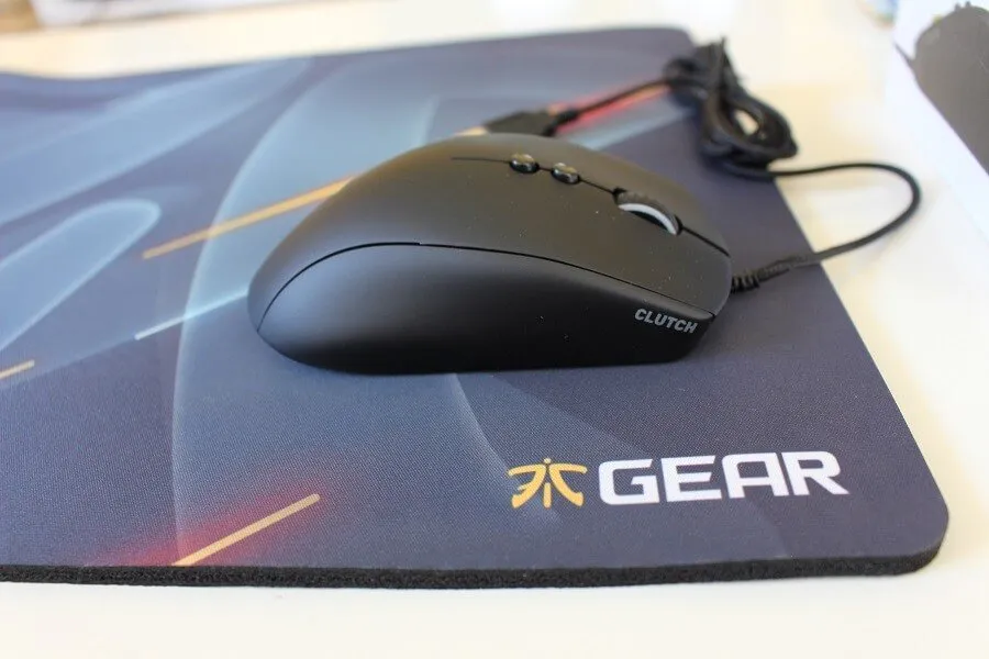 Test Fnatic Clutch G1 (optique) et tapis Focus Neon XL : ce qui claque et ce qui pique